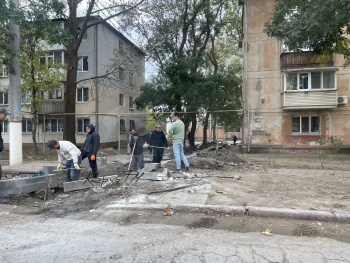 Новости » Общество: На Вокзальном шоссе благоустраивают дворы в районе жд вокзала