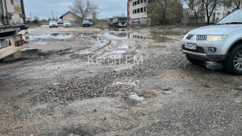 Новости » Общество: Дорогу у ж/д переезда на Кирова подлатали