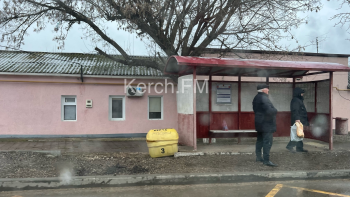 Новости » Общество: Подготовились к гололеду: на остановках в Керчи установили урны и мешки с песком