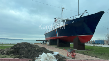 Новости » Общество: На морвокзале рабочие приводят территорию в порядок около памятника  "Гриф"