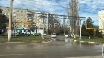 Новости » Общество: В Керчи дорогу моет питьевая вода