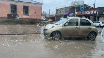 Новости » Общество: Коммунальщики для водителей Керчи оставили неприятный подарок на дороге