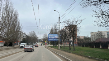 Новости » Общество: В Керчи так и не могут решить проблему билборда, закрывающего светофор