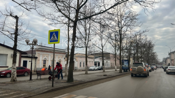 Новости » Общество: На Пирогова второй день подряд убирают грязь