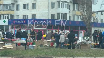 Новости » Общество: Керчане скупают цветы