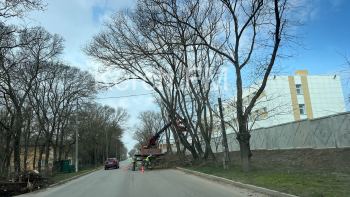 Новости » Общество: На Вокзальном шоссе частично перекрыли одну полосу дороги