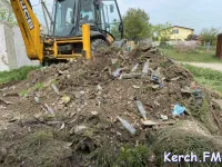 Новости » Коммуналка: Беда, коль пироги начнет печи сапожник, а сапоги тачать пирожник: как в Керчи свалку убирали