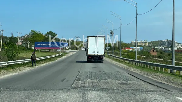 Новости » Общество: На въезде в Керчь забыли заасфальтировать несколько участков дороги
