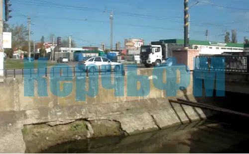 Новости » Общество: Разрушение бетонного основания у городской речки в Керчи подбирается к проезжей части