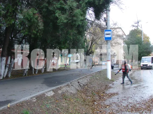 Новости » Общество: В Керчи чистили от опавшей листвы улицу Горького
