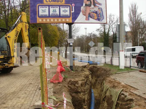 Новости » Общество: В Керчи продолжаются работы по укладке труб нового водовода