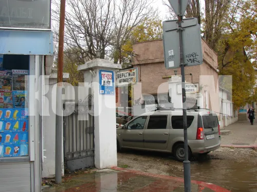 Новости » Общество: В самом центре Керчи третий день по улице бежит вода