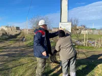 Новости » Общество: Перед самым Новым годом керченские энергетики подарили ветерану завода "Залив" свет