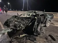 Новости » Криминал и ЧП: Погибли два человека: в Крыму ВАЗ влетел в отбойник и смял иномарку