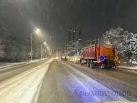 Новости » Общество: В Крыму из-за мокрого снега десятки единиц техники расчищают дороги