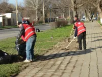 Новости » Общество: Сегодня рабочие организации-подрядчика ИП "Тубольцев" чистили тротуары по Кирова