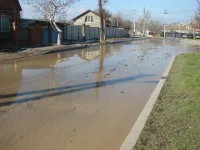 Новости » Коммуналка: Аварийщики ликвидируют порыв водовода в районе Старого стеклотарного завода