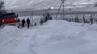 Новости » Общество: Многометровые сугробы убирают с дорог в трех районах Крыма