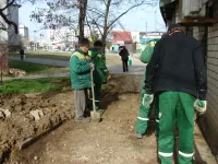 На разрушенных пешеходных дорожках в Керчи коммунальщики восстанавливают плитку