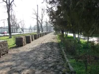 На тротуаре со стороны сквера Летчиков в Керчи сняли старую плитку
