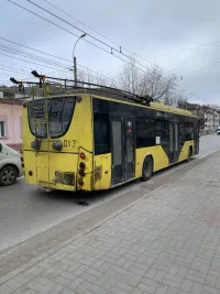 У керченского троллейбуса во время движения загорелась крыша