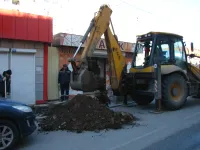 Тепловики продолжают искать точку порыва теплотрассы на Сморжевского