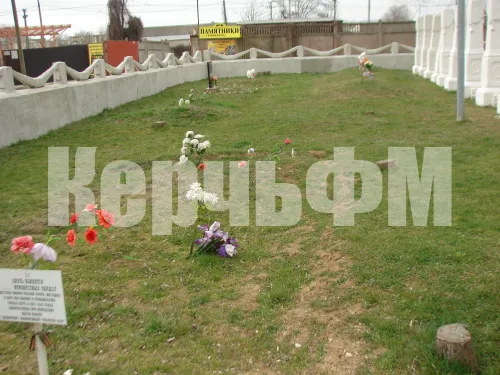 Новости » Общество: Памятники на воинском кладбище в Керчи побелили