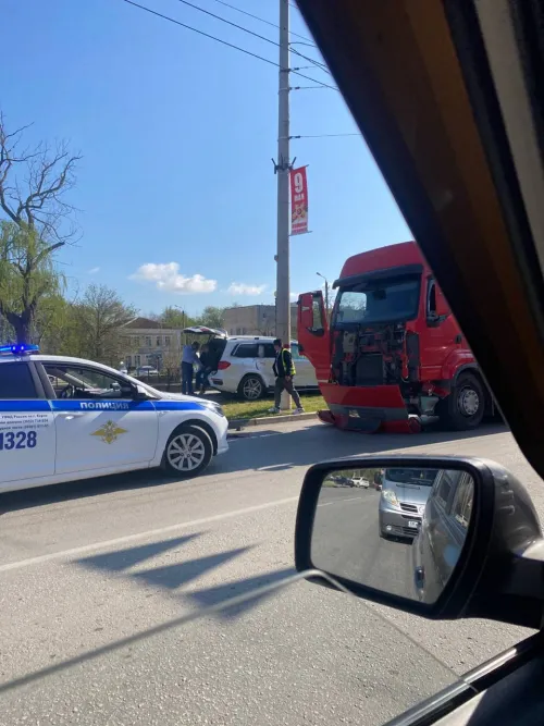 Новости » Криминал и ЧП: В Керчи столкнулись фура и «Мерседес»