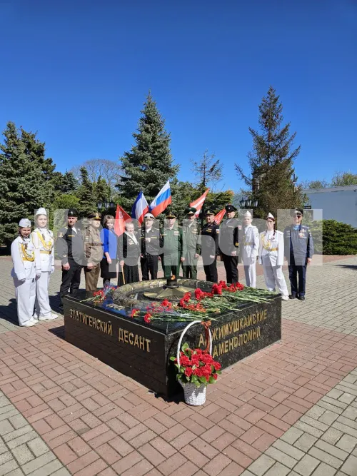 Новости » Общество: В Керчи прошла акция "Огонь Победы": керченский огонь повезут в Санкт-Петербург