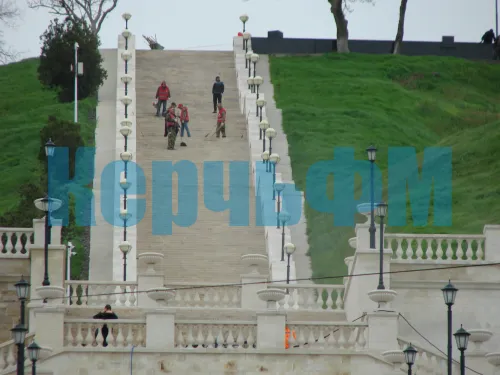 Новости » Общество: В Керчи начали чистить Митридатскую лестницу