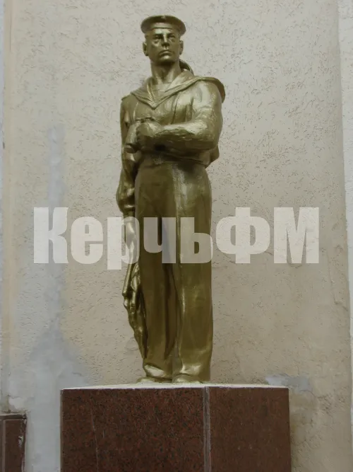 Новости » Общество: Статую матроса у картинной галереи "подлечили"