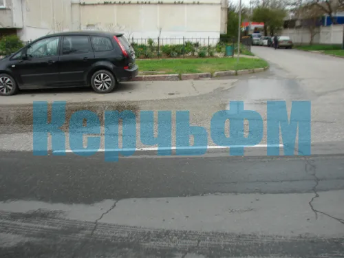 Новости » Общество: По улице Кирова в Керчи опять бегут зловонные ручьи