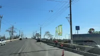 На Горьковском мосту начали устанавливать бордюры