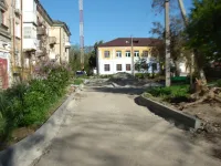 Во дворах домов 15, 17, 19 и 21 по улице Войкова в Керчи продолжается благоустройство