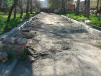 В Керчи продолжается благоустройство территорий во дворах старого фонда по улице Суворова