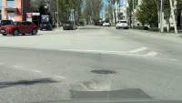 Водители, внимание! На Шлагбаумской площади сильно просела дорога