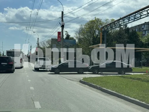 Новости » Криминал и ЧП: На Марата столкнулись две легковушки