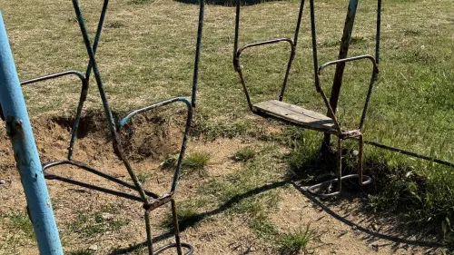 Новости » Общество: Детские качели на набережной Керчи требуют ремонта