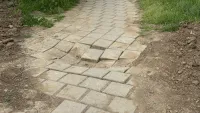 Новости » Общество: И так сойдет: плитку в Аршинцево перекладывают, как удобно рабочим