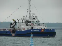 Новости » Общество: Возвращение керченской традиции: к бую погибшим морякам возложили венок