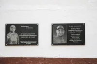 На фасаде керченской школы №23 установили мемориальные доски в память о погибших в зоне СВО