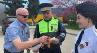 Новости » Общество: Сегодня сотрудники ГИБДД Керчи раздавали георгиевские ленточки всем въезжающим в город на авто