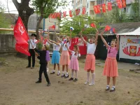 Новости » Общество: Уникальный концерт в канун дня Победы состоялся в керченском дворе по улице Петра Алексеева, 14