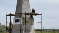 В Керчи начали ремонт памятника по дороге в Аджимушкай
