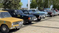 На площади Ленина сегодня выстроились ретро-машины