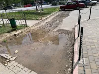 В Керчи на углу улиц Казакова и Войкова бежит вода