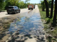 Рядом с керченским водоканалом бежит вода
