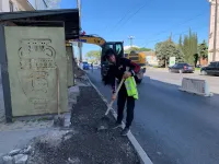 На остановке "Музей" в Керчи выровняли подход к автобусам