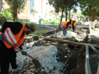 Новости » Общество: В районе остановки "Дружба" в Керчи делают новый тротуар