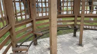 Нуждаются в ремонте: о состоянии скамеек в беседках у Дворца Пионеров в Керчи